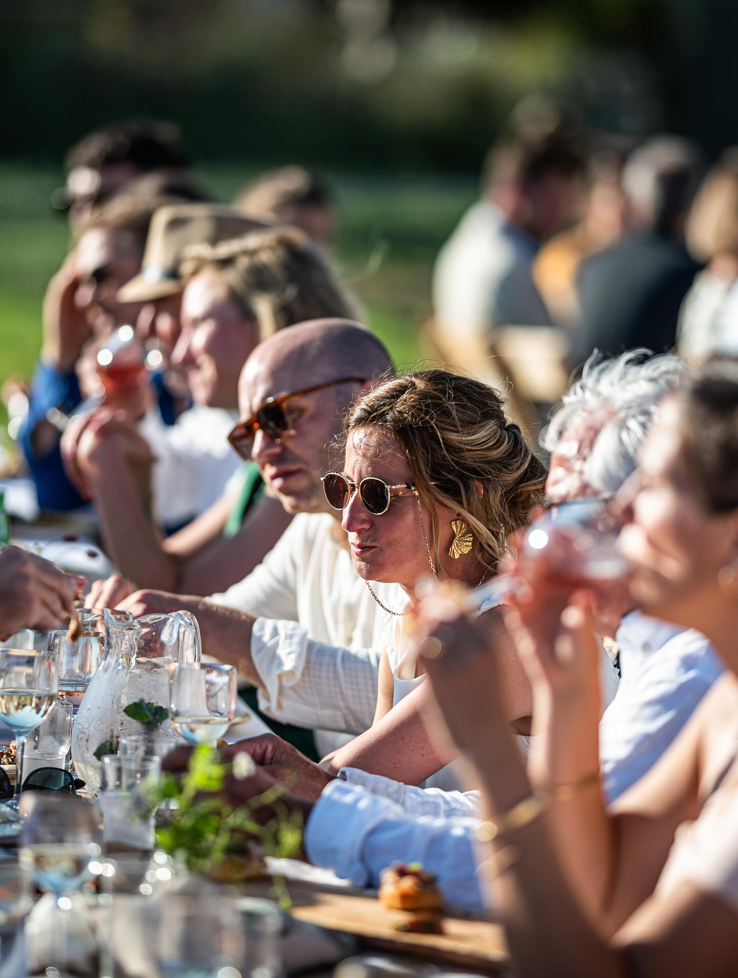 bruiloft op platteland met paella diner