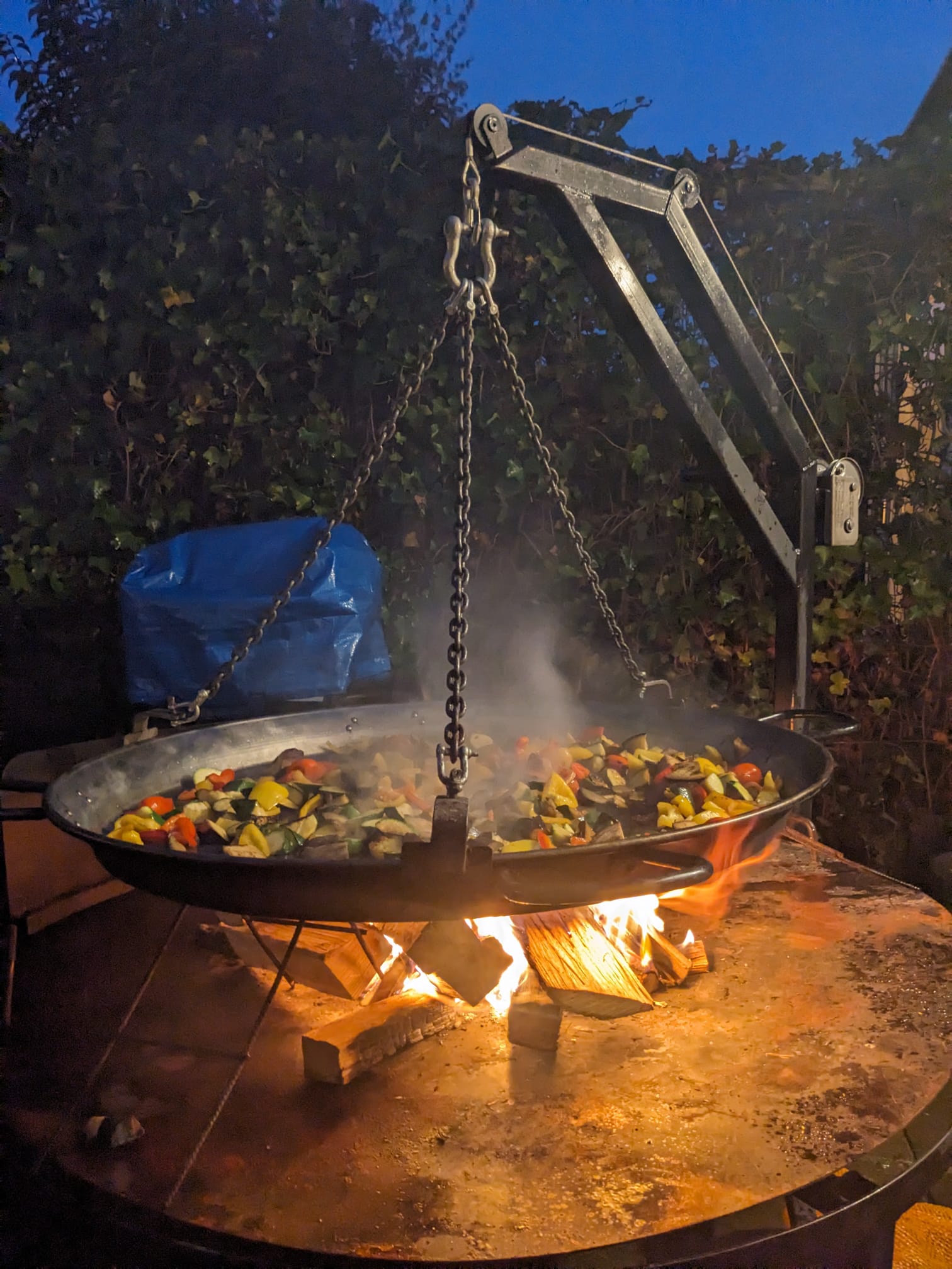 11 insta paella bij night
